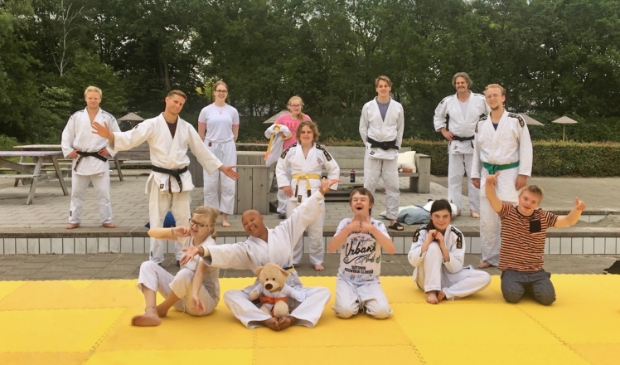 De A-judoka's trainden (Kars Zoon tweede van links) gewoon door in coronatijd. Ze konden gelukkig buiten terecht bij zwembad Het Baafje.
