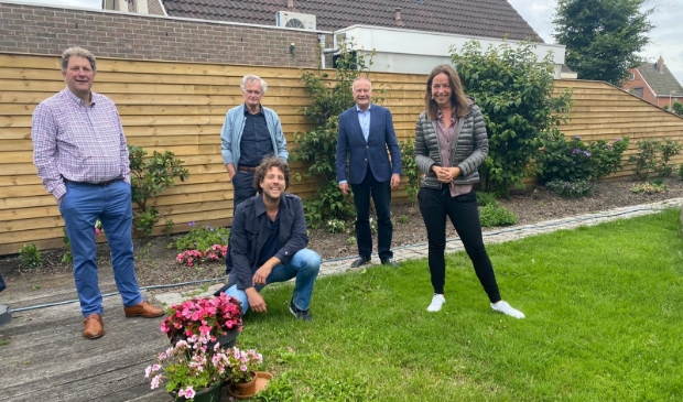 Dorpsraad Ilpendam. v.l.n.r.: Wolter van der Vliet, Melvin van den Broekaart (zittend),Jan Meijer, burgemeester en Josine van den Berg.
