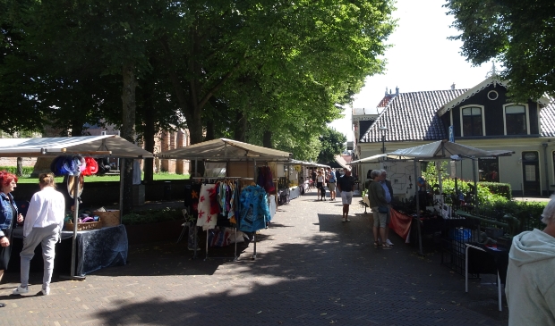 Kunstmarkt op 't Plein in Bergen, op zondag 2 augustus.