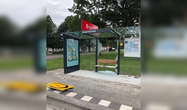 Bushokje vernield in de Margrietstraat