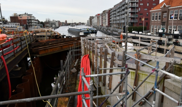 Kunnen schippers nu veilig door de Zaanse sluis? Of moeten de bouwstellingen terugkomen...?