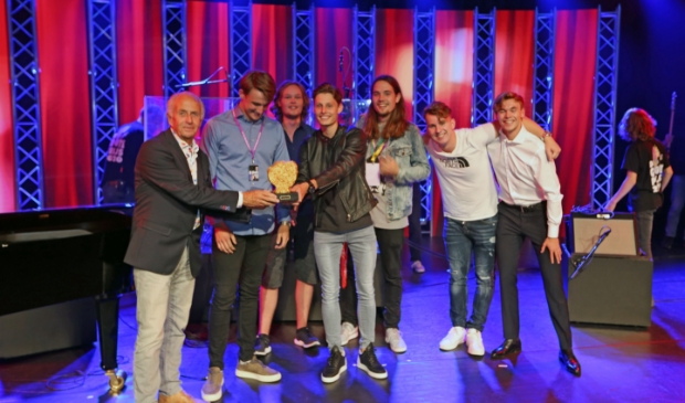 Uit handen van Frits Weel van het Bot Waarderingsfonds mocht Universe de begeerde trofee van de Publieksprijs in ontvangst nemen