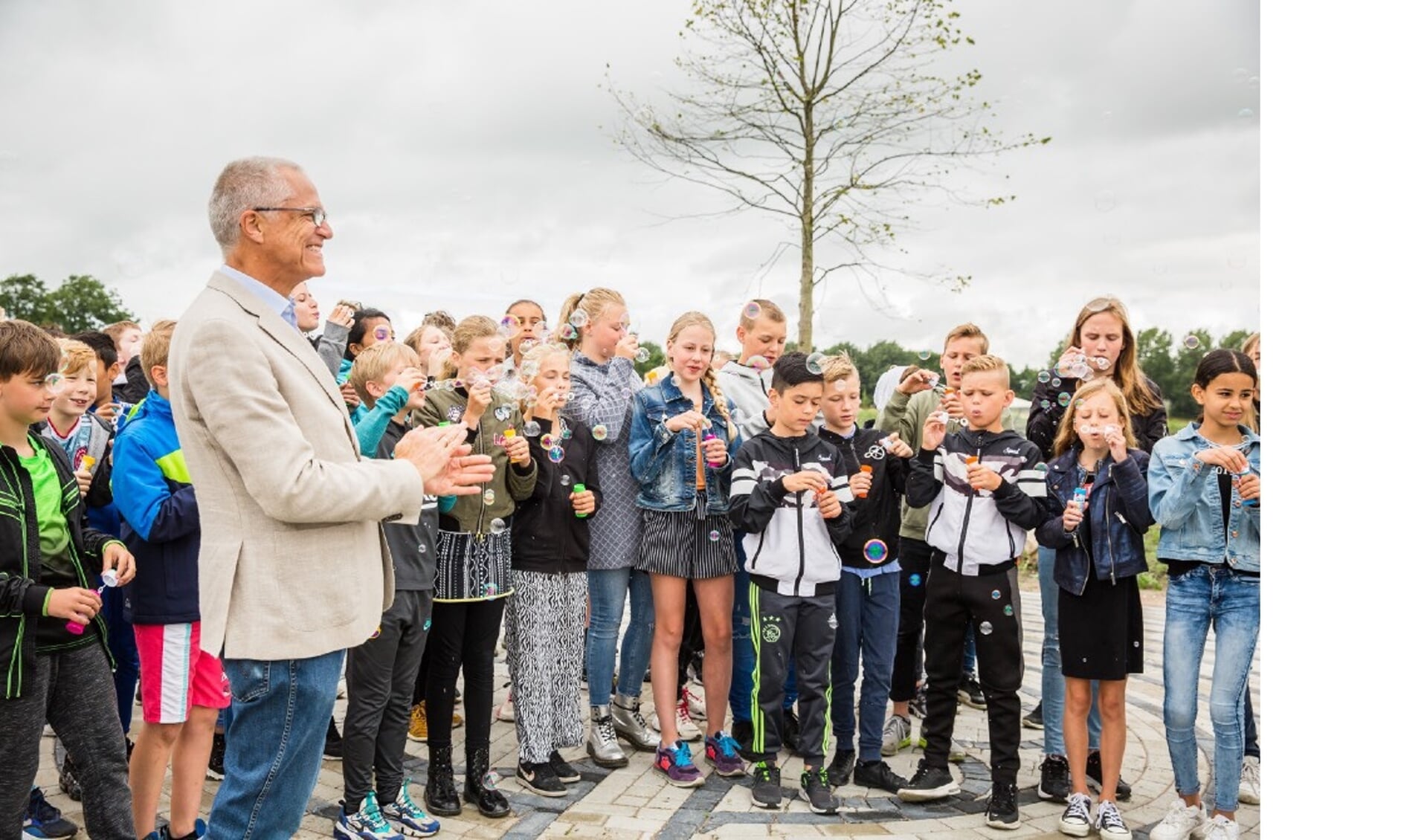 Terwijl wethouder Dijkman de aanwezigen toesprak, bliezen de kinderen prachtige bellen om de openstelling van het park officieel te vieren.