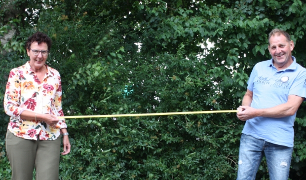 Tineke Bakker en Hans van Dijk houden tijdens de bijeenkomsten de 1,5 meter afstand.