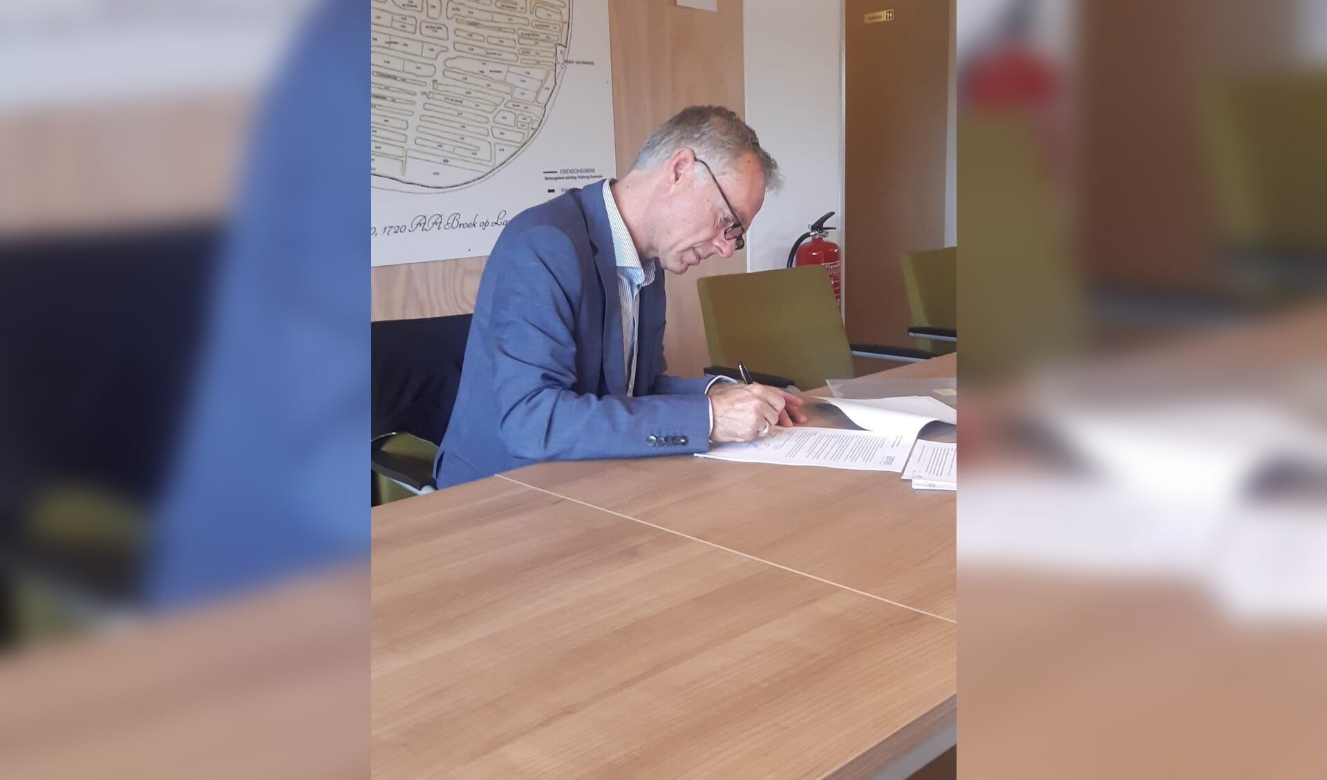 Hans Groenendijk, voorzitter raad van bestuur Woonzorggroep Samen, tekent namens Samen de overeenkomst.