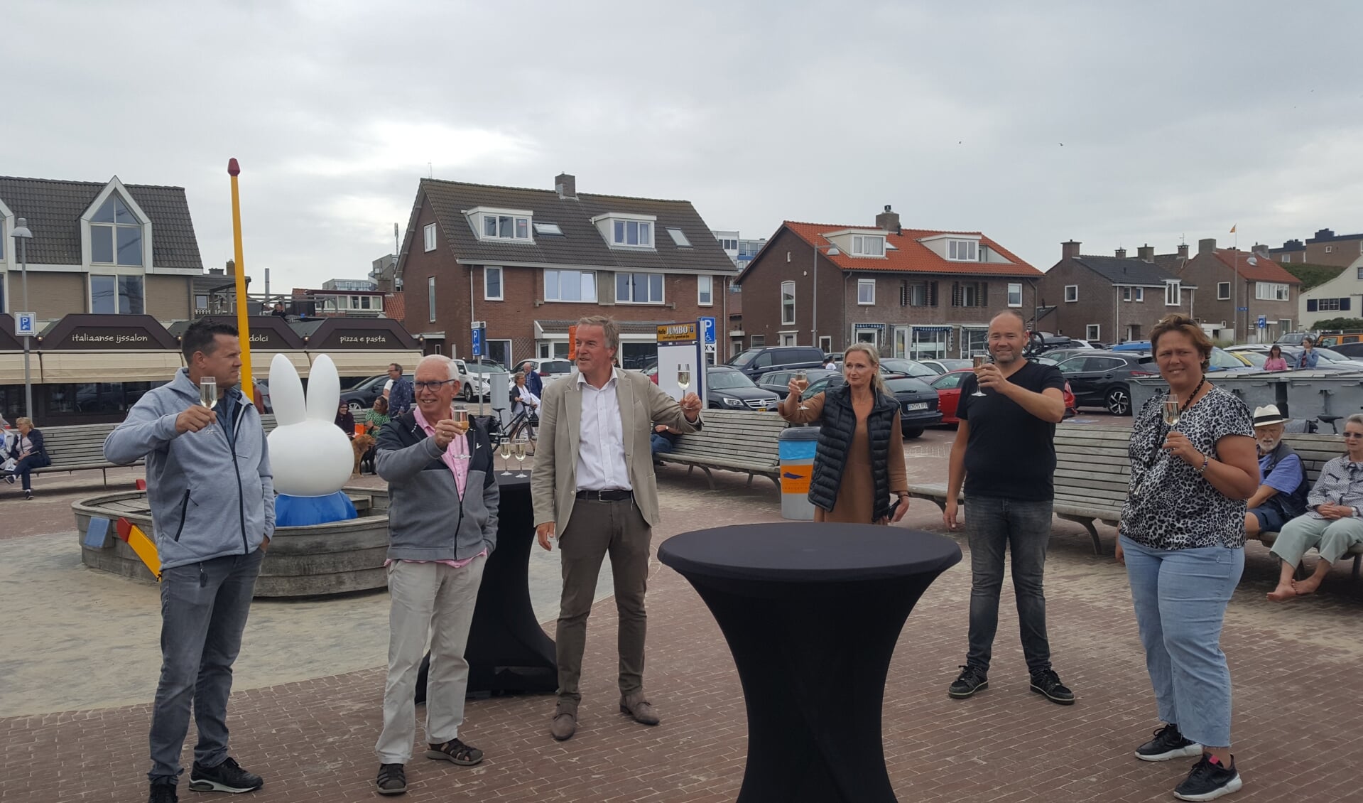 Rechts naast wethouder Bekkering Egmonders Jan Vallentgoed en Sandy Dekker