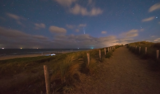 Fotograaf Dirk Sander maakte zondag om 1.45 uur deze prachtige foto in Egmond aan Zee, vlakbij de Boulevard van de komeet Neowise