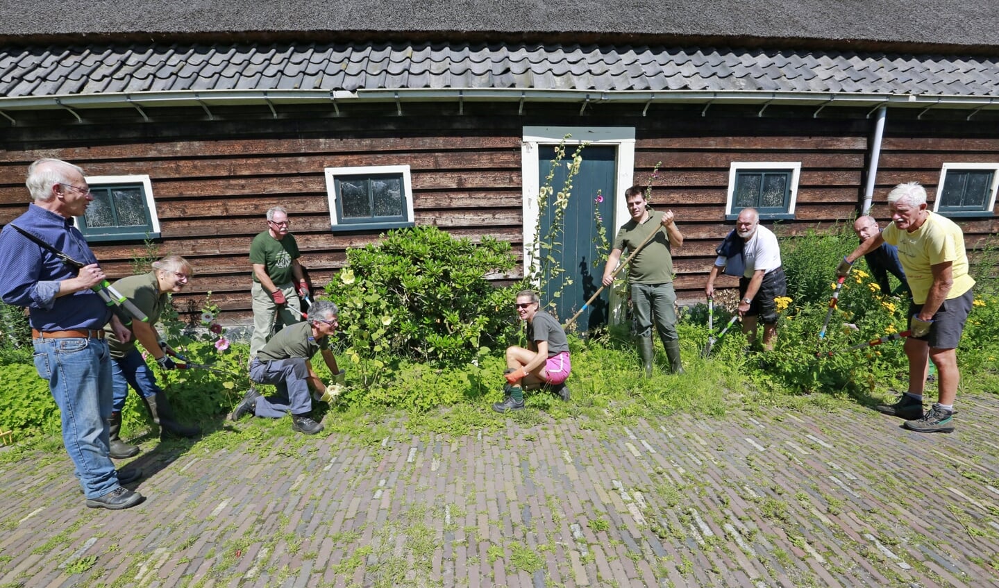 De Hoeders van Landgoed Nijenburg (met tuinbaas Sjaak Bolten als vierde van links) aan de slag rondom het landgoed. Er is veel achterstallig onderhoud te doen.