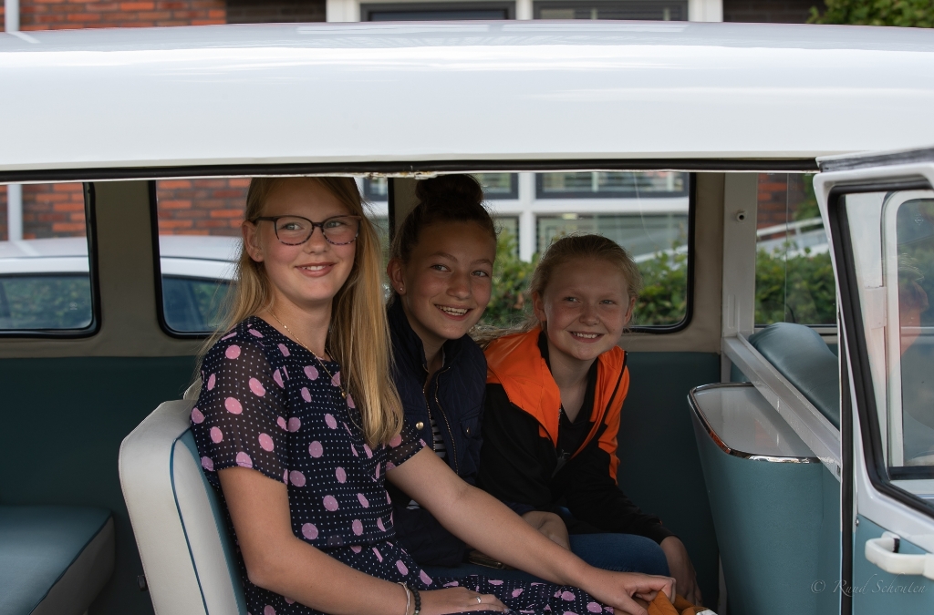 Roza, Gwen en Maud vieren afscheid van hun basisschool op grootse wijze dankzij opa.