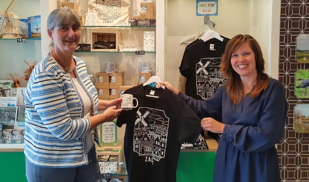 Wethouder Annette Baerveldt mocht afgelopen week als eerste de nieuwe producten in ontvangst nemen van Marketing Zaanstreek directeur Anneke Wijdogen-Vis.