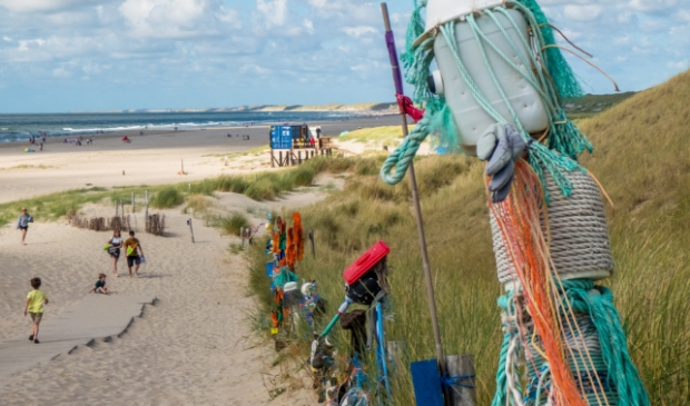 Kleurrijke kunst siert strandopgang Petten