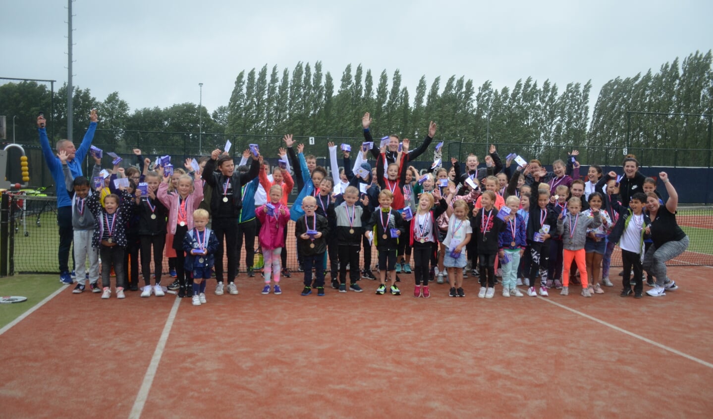 De jeugd had plezier in het tennisfeest waarmee de grote schoolvakantie werd begroet.