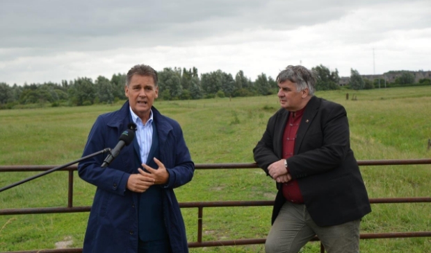 Wethouder Aad Schoorl (links) legt uit en Jean Roefstra luistert mee.