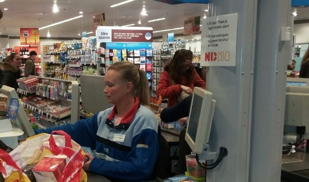 Esther Inpijn werkt op 11 juli precies 25 jaar voor Albert Heijn in Beverwijk.