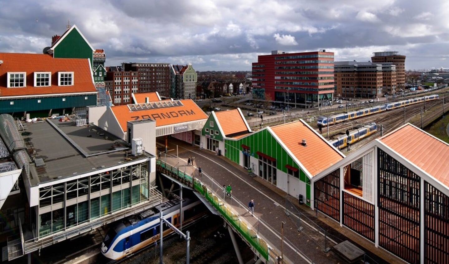 En hier slingert De Slinger naar toe: het NS station Zaandam.