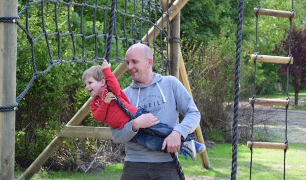Klimmen en klauteren in Outdoorpark Alkmaar.