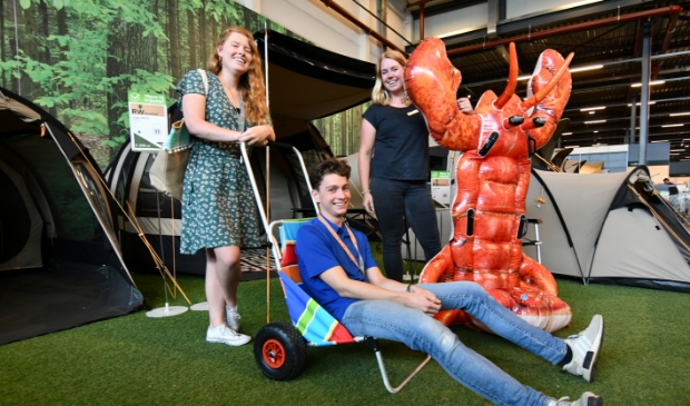 Je komt vanzelf in vakantiestemming op de tentenafdeling van Vrijbuiter. Jasmijn, Max en Dione (v.l.n.r.) zijn al in de vakantiestemming tussen de Redwood tenten, de eigen Vrijbuiter tentenlijn.