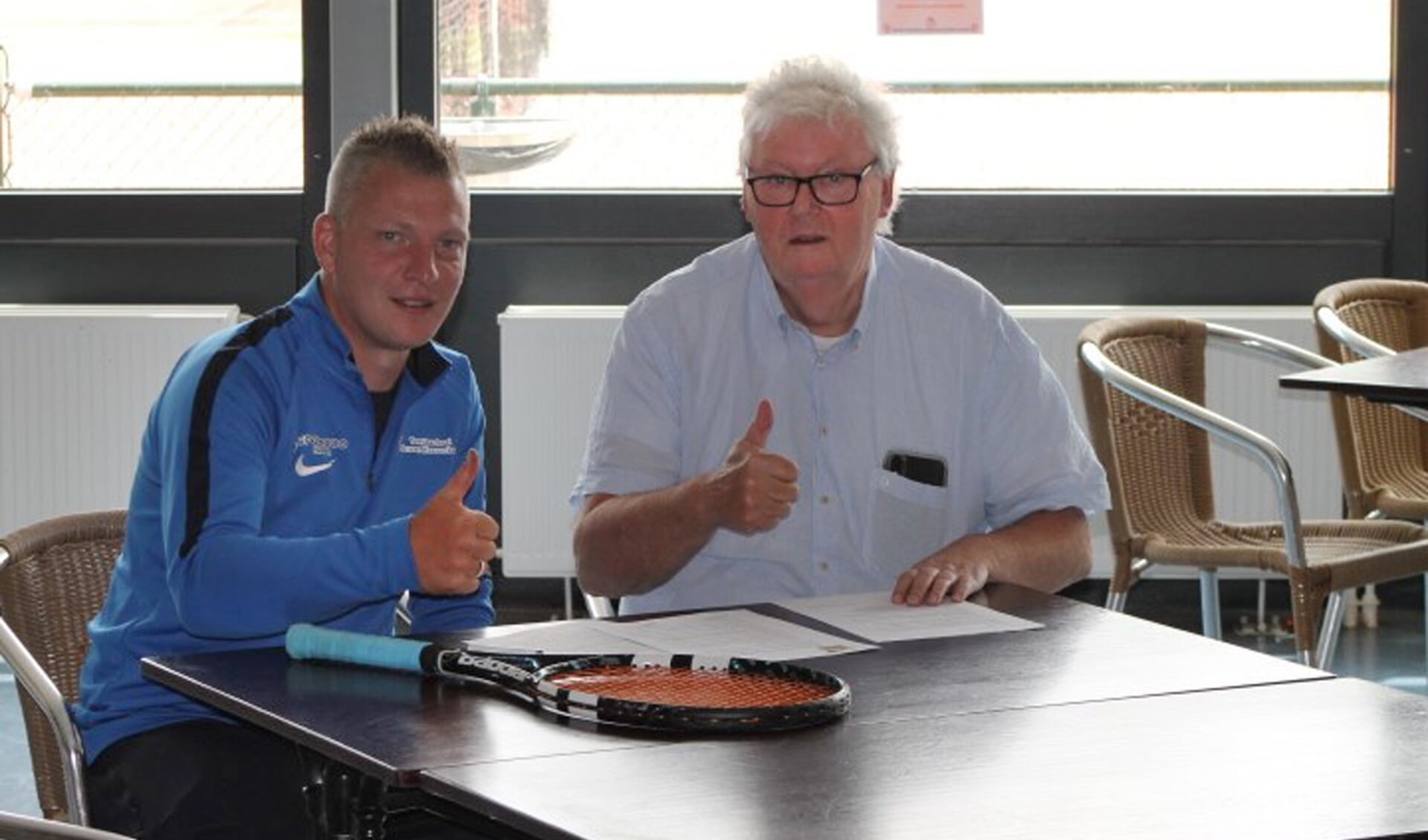 Tennisleraar Jeroen Hoevenberg en voorzitter Ko Stanthardt zetten de handtekeningen onder hun samenwerking.
