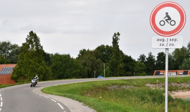 <p>Zuiderdijk afgesloten voor motorrijders. Het verbodsbod op de foto is van de oude situatie.</p>