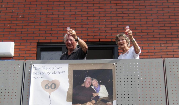 <p>Blij verraste Frits en Hennie proosten op hun jubileum.</p>