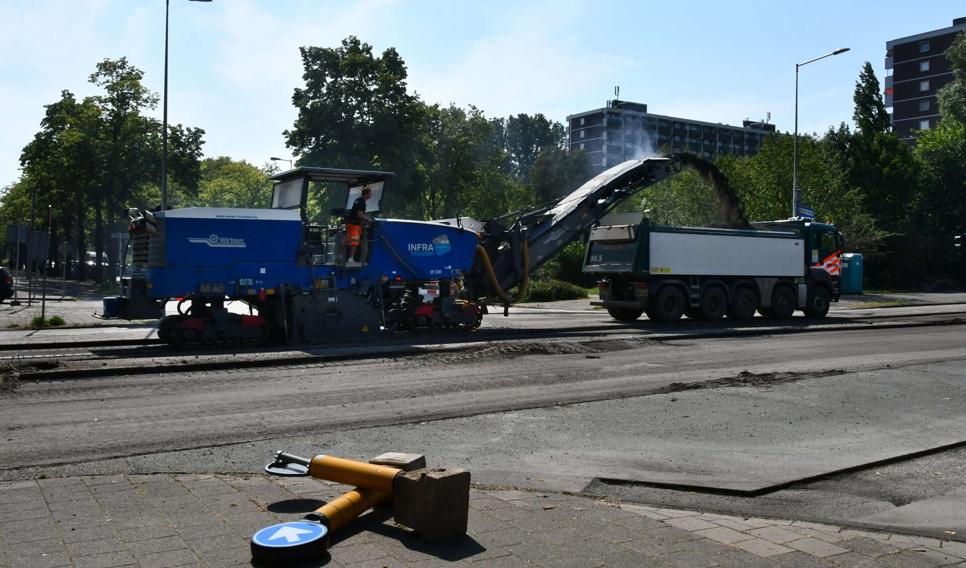 Nieuwe asfalt op de IJdoornlaan, maar eerst moet de oude laag eraf geschaafd. (Foto: Dirk Karten)