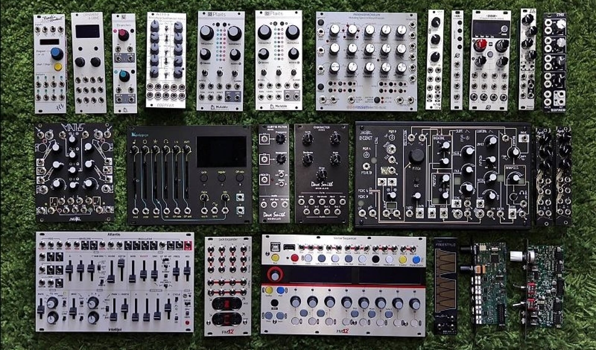 Diverse modulaire synthesizers. 