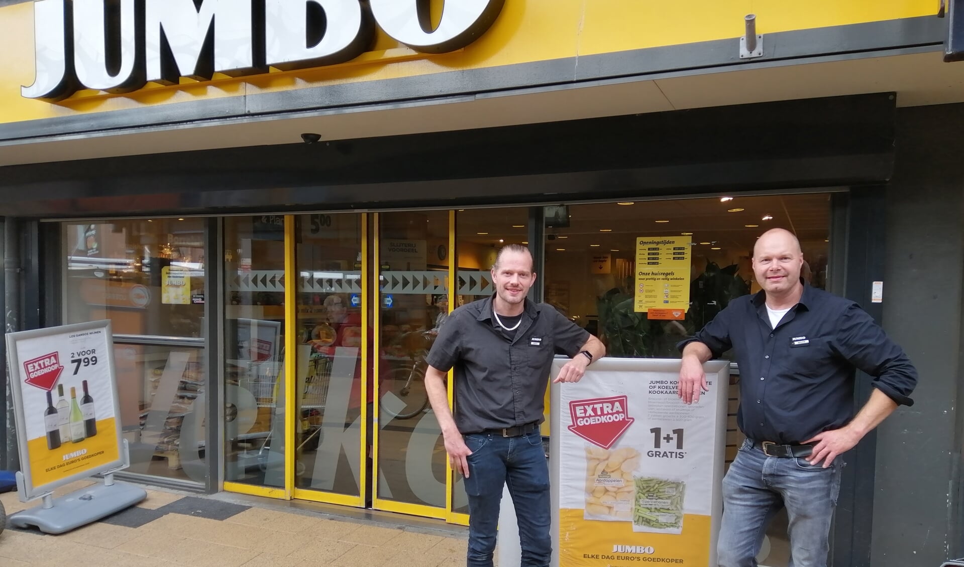 Bas (links) en Mark Bakker maken de Jumbo-vestiging nog leuker voor de klanten. 