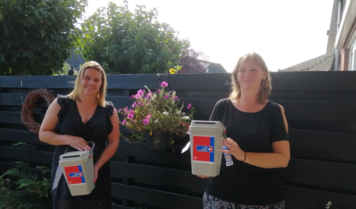 Fleur (links) hoopt dit jaar op extra donaties voor het fonds. Rechts Astrid Mulder, coördinator van de Landsmeerse KWF-afdeling. 