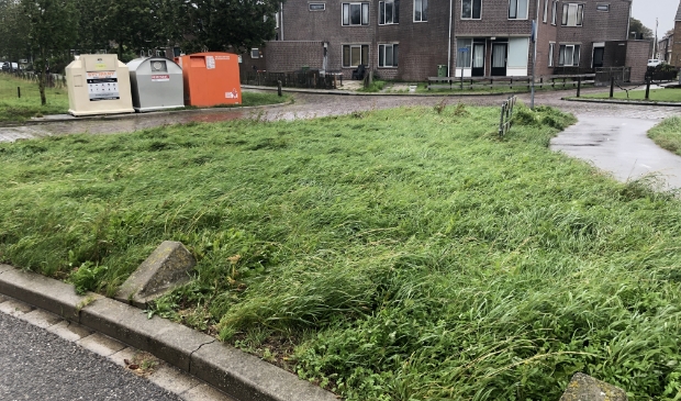 <p>Afvalbakken op de Minneweg op Marken. </p>