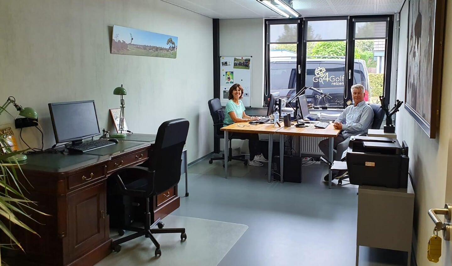 Peter en Bernadette aan het werk in het kantoor van Go4Golf Reizen.