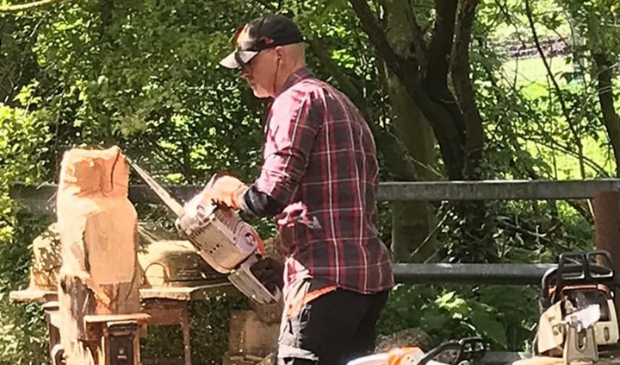 <p>Houtkunstenaar Durk Schilstra maakt beelden uit houten stammen.</p>