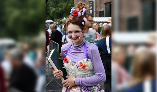 <p>De Hembrughappening, mooi voorbeeld van vernieuwende cultuur in Zaandam. Waarbij luistervink Lizelore (foto) verhalen vertelde waar je soms een beetje stil van werd.</p>