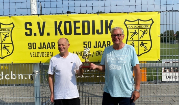 <p>Keepertrainers Cor en Henk zijn klaar voor een nieuw voetbalseizoen. (Foto: aangeleverd)</p>