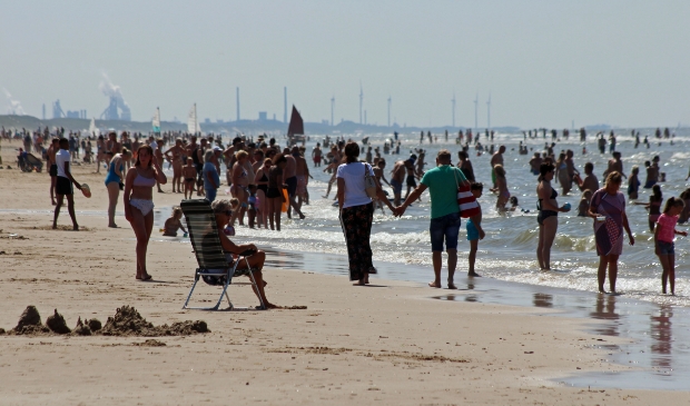 <p>Enorme drukte op het Egmondse strand. (Foto's: Sjef Kennishaas)</p>