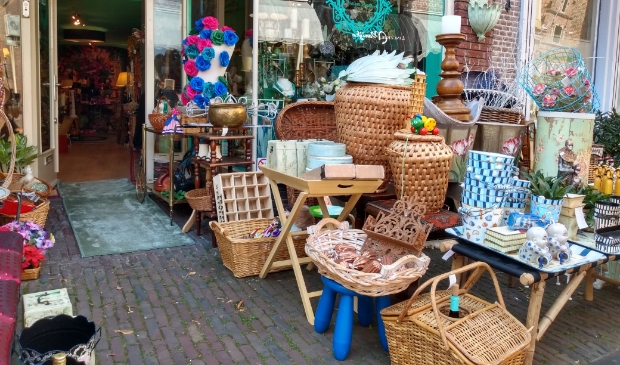 <p>Maison Miracle: winkel vol franje van Oranje en Sjaan van de Jordaan.</p>