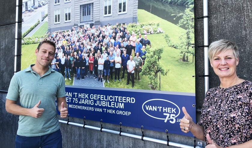 <p>Ted van 't Hek en Agnes Bak; duimen omhoog voor het personeel van Van 't Hek..</p>