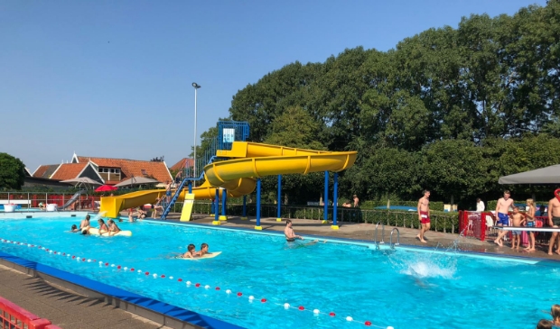 <p>Tijdens de hittegolf mogen ouders van kinderen t/m 17 jaar die 's middags vrijzwemmen even een verfrissende duik nemen in een speciaal daarvoor afgelijnde baan. (Foto: aangeleverd)</p>