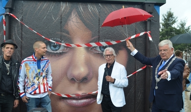 Burgemeester Jan van Zanen, Henk Augustijn, zanger Rudy Bennett en kunstenaar Roelof Schierbeek onthullen het fraaie portret van Mariska Veres