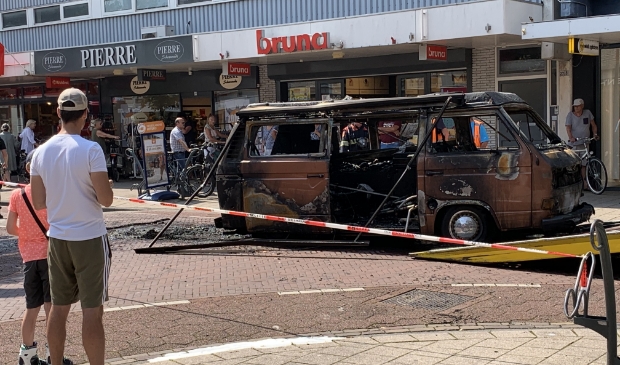 <p>De camper in de Deutzstraat brandde geheel uit.</p>