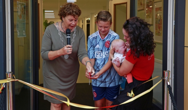 <p>Samen met burgemeester Leontien Kompier knipten de oudste telg van het IKC, Sil Molenaar en de jongste, Sanne Groen van 4 maanden oud, het lintje door.</p>
