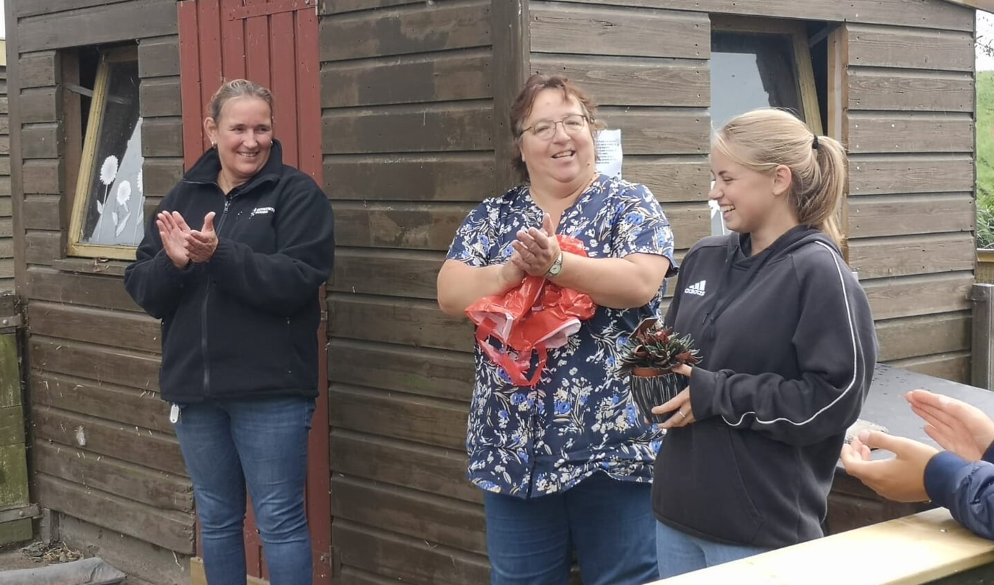 Lindsey (r) en Moniek (niet op de foto) zijn de winnaressen van de namenwedstrijd voor de biggetjes van De Waalrakkers. (Foto: aangeleverd)