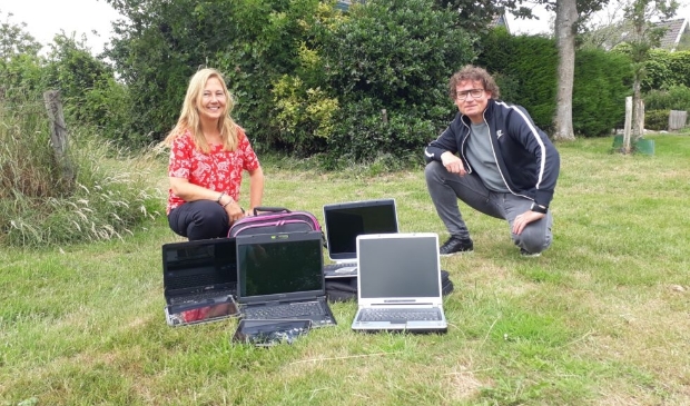 <p>Op de foto links Kim Bakkum van 'ICT vanaf Morgen' met Edwin Wittink.</p>