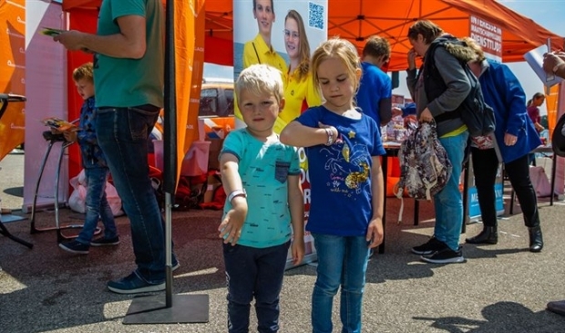 <p>Jonge bezoekers van de Landelijke Veiligheidsdag met het 06-polsbandje. (Foto Kevin Baarda)</p>