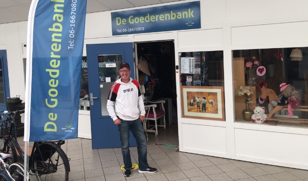 <p>Samuel van Sandijk voor zijn Goederenbank.</p>
