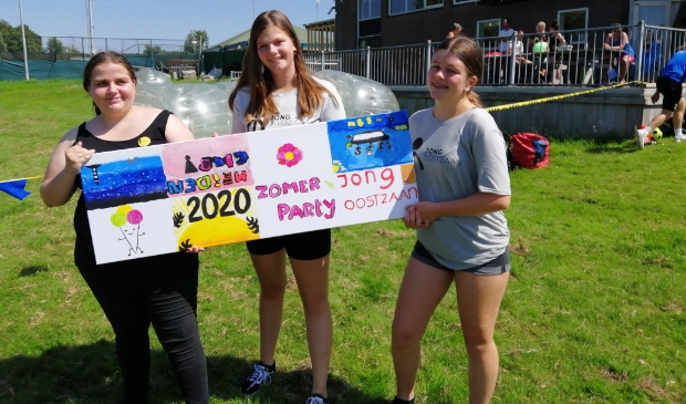 <p>Jong Oostzaan biedt een gevarieerd zomerprogramma. Op de foto vanaf links Raven Lust, Jamillia Broeksma en Noreen Hollebeek. </p>