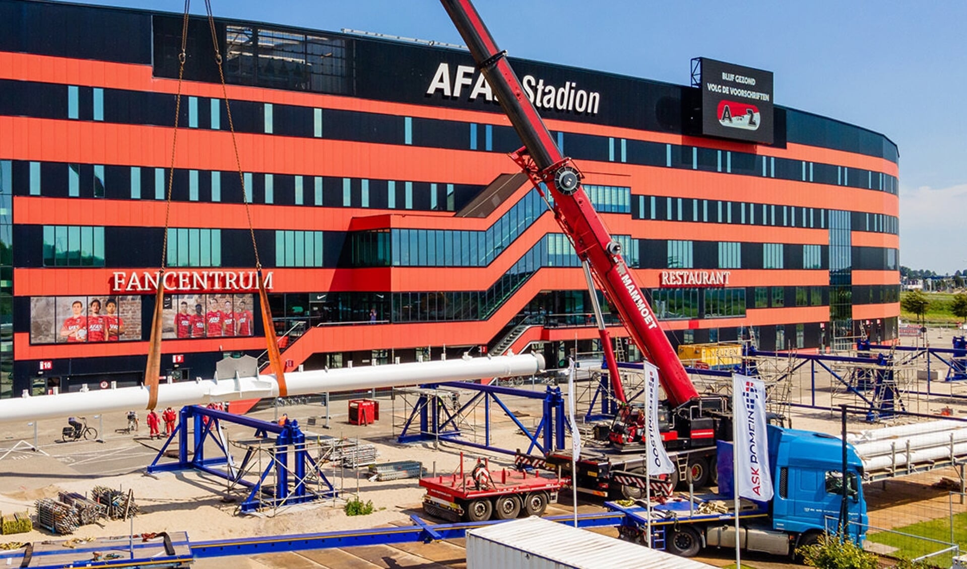 Een gigantische stalen constructie voor het nieuwe dak arriveerde donderdag bij het AZ stadion. 