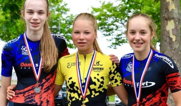 Trotse Milou (links) met zilveren sprint medaille