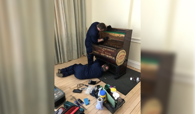 <p>Vader Richard en zoon Thomas Dean ontdekten al snel wat er aan het barrel-organ mankeerde. (Foto: Chris Davies, Bath-Alkmaar Twinning Association)</p>