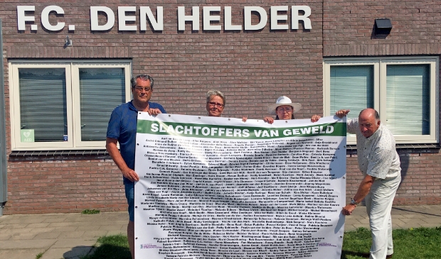 <p>V.l.n.r. Arnold Eisma, Dhyan Duijn, Esmeralda Ketting-Krooder en Jack Keizer met een spandoek met namen van overledenen.</p>