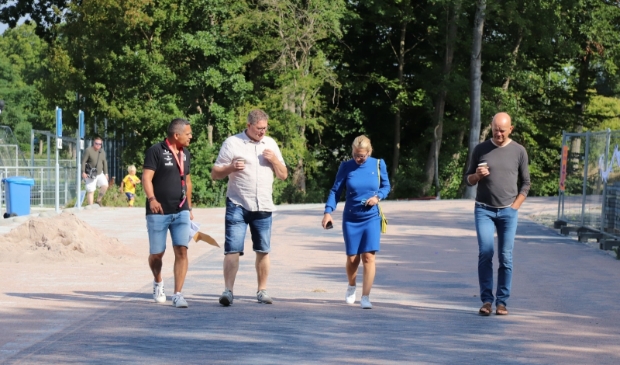 <p>V.l.n.r.: Guus Montenegro (coach/ambassadeur Medellin), WillemJan Kluft (voorzitter Always Forward), Kholoud al Mobayed (wethouder gemeente Hoorn) en Ronald Boon (groepsleider Always Forward). (Foto: Patricia Wolfrat)</p>